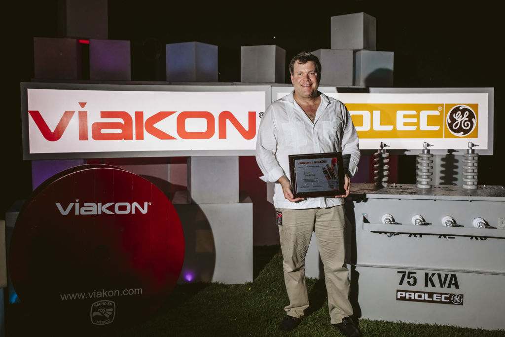 En un ambiente relajado y de gran cordialidad, del 15 al 18 de mayo, se realizó la entrega de los Reconocimientos Enlaza 2019, evento creado para agradecer la preferencia de los más destacados distribuidores de los productos Viakon y Prolec GE, lo cual permite fusionar conocimientos, experiencias y capacidades del talento de ambas empresas Xignux: Viakable, que conduce energía; y Prolec, que la entrega y transforma.