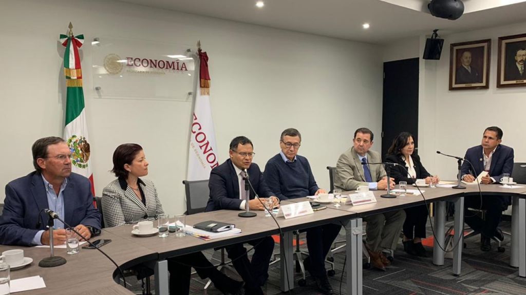 Carla Suárez, presidenta de COMECARNE y directora de Suministro Estratégico y Relaciones Institucionales de Qualtia, estuvo presente en la primera mesa de trabajo que reúne a toda la cadena de valor de la carne y la leche con la Secretará de Economía y la Secretaría de Agricultura.