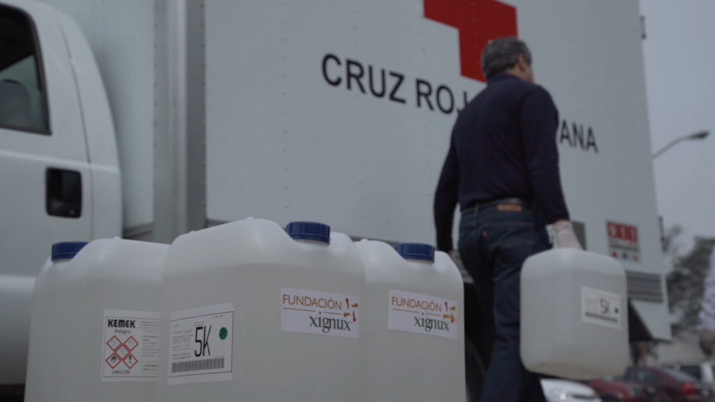 FUNDACIÓN XIGNUX DONA GEL ANTIBACTERIAL PRODUCIDO POR COLEGAS EN KEMEK DE VIAKABLE, PARA APOYAR A MÁS DE 2 MIL PERSONAS EN NUEVO LEÓN