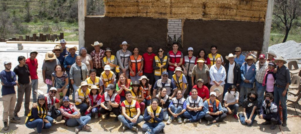 El equipo de Fundación Xignux, en alianza con Amigos de la Sierra, nos invitan a formar parte de la construcción de un centro comunitario.