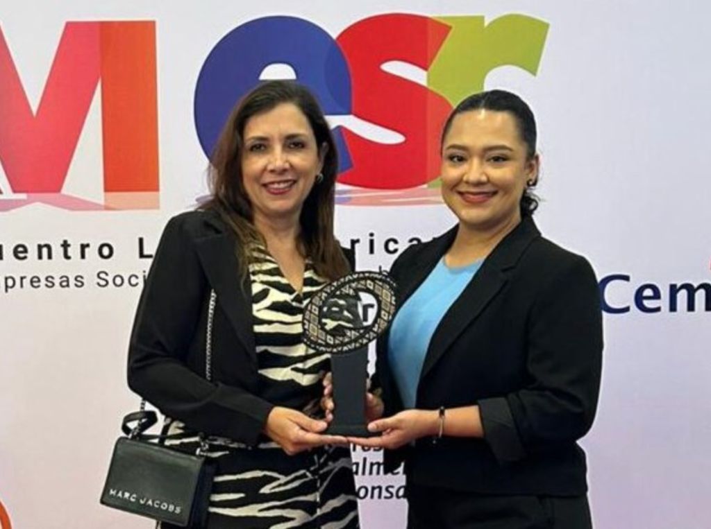 Recibimos el Distintivo ESR que reafirma nuestro compromiso con la responsabilidad social empresarial.